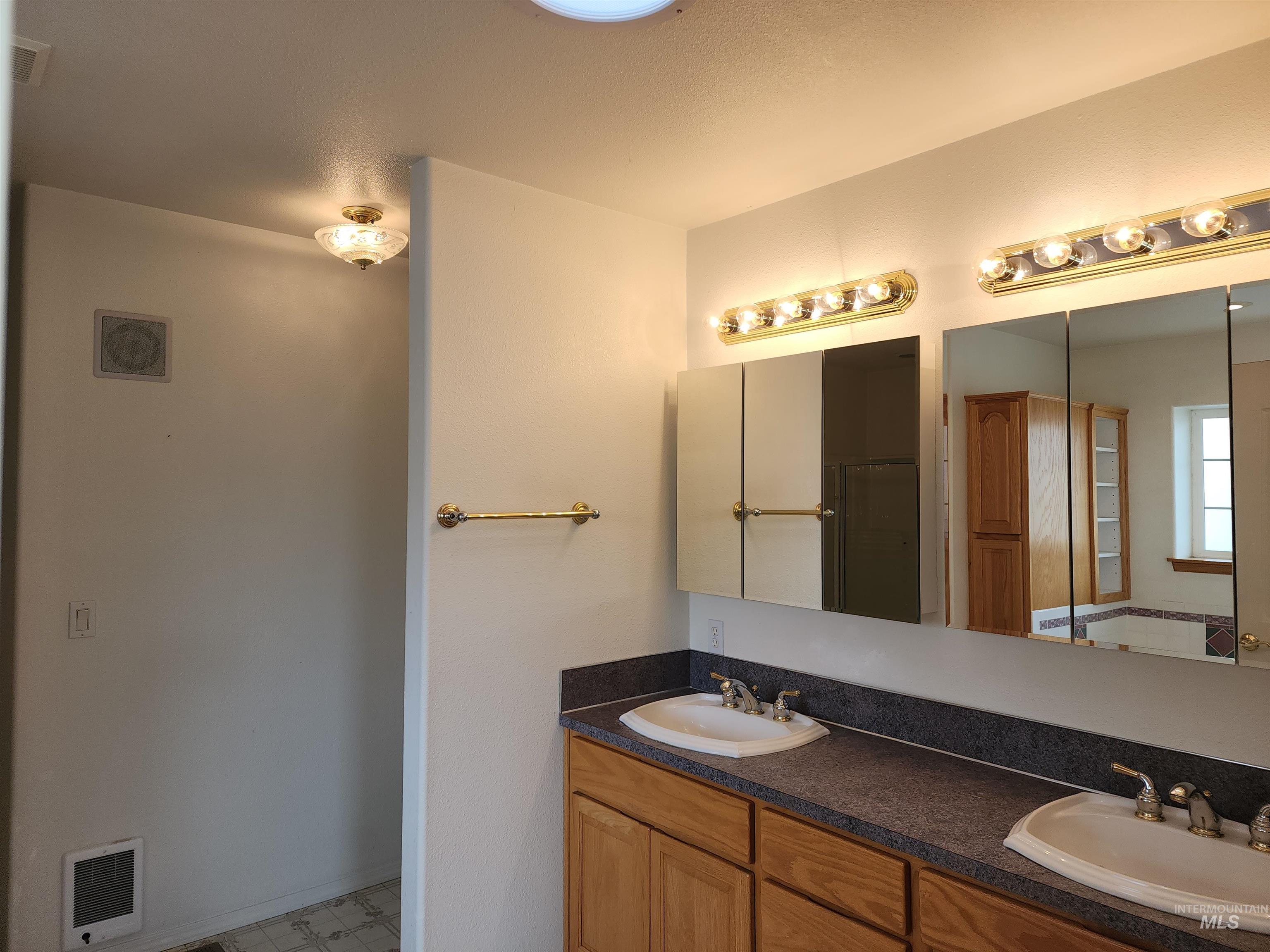 2871 Hwy 12, Clarkston, Washington 99403, 3 Bedrooms, 3 Bathrooms, Residential For Sale, Price $899,900,MLS 98990877
