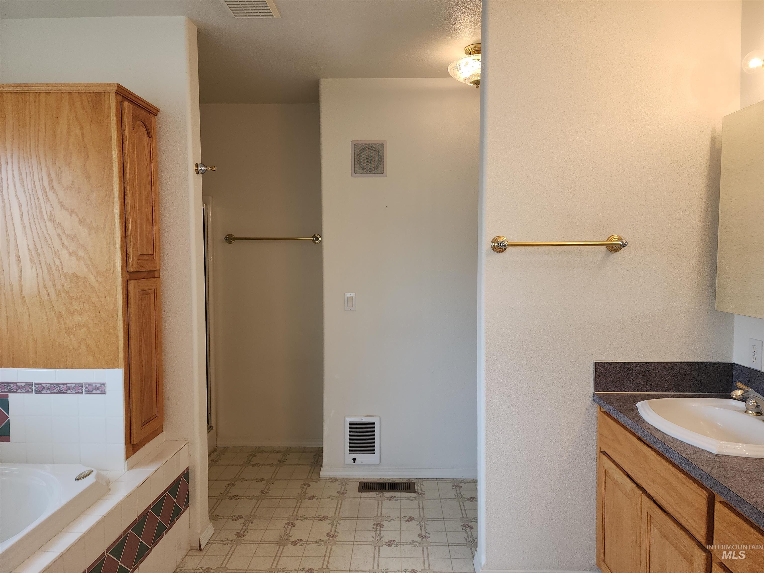 2871 Hwy 12, Clarkston, Washington 99403, 3 Bedrooms, 3 Bathrooms, Residential For Sale, Price $899,900,MLS 98990877