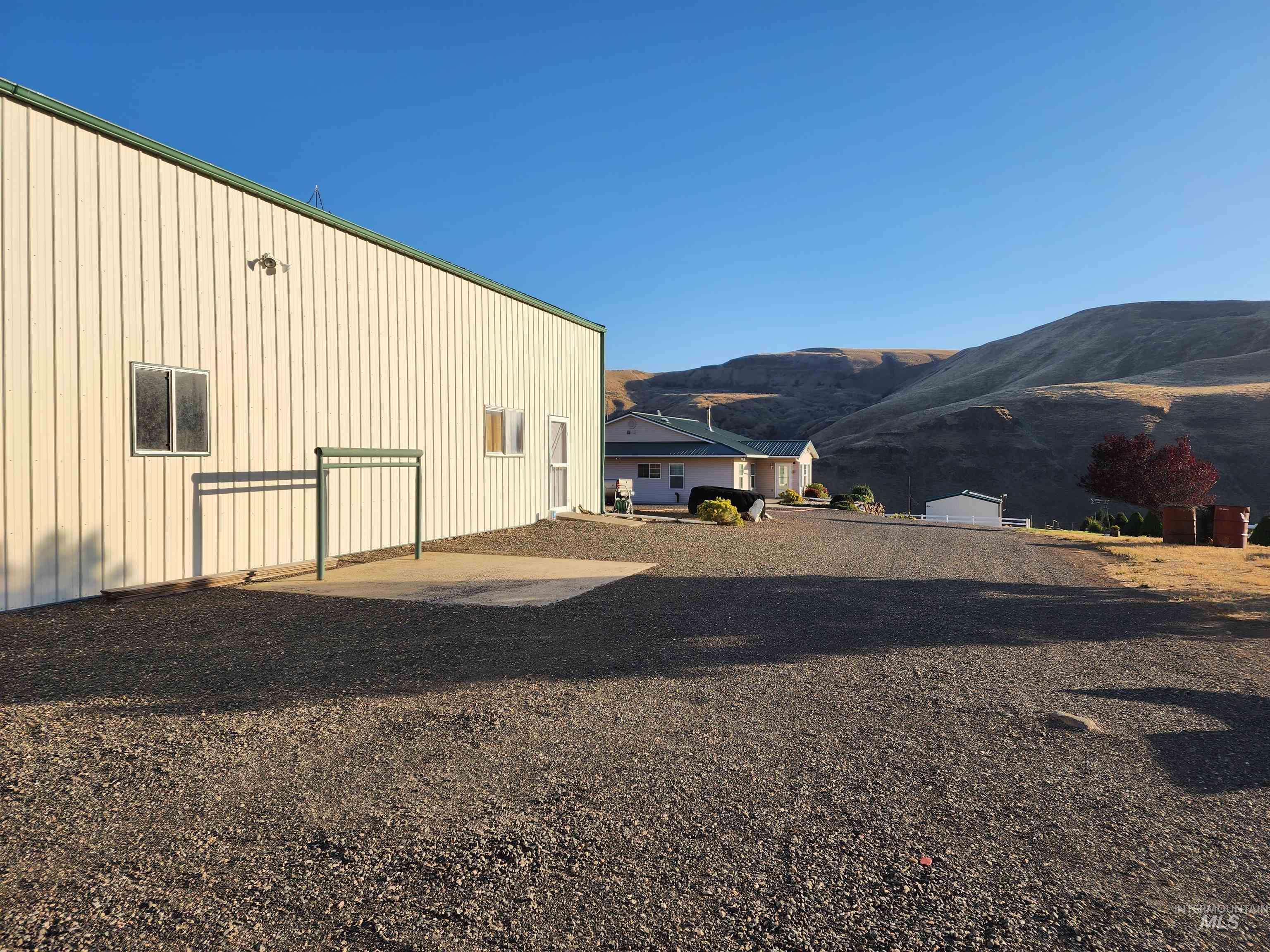 2871 Hwy 12, Clarkston, Washington 99403, 3 Bedrooms, 3 Bathrooms, Residential For Sale, Price $899,900,MLS 98990877