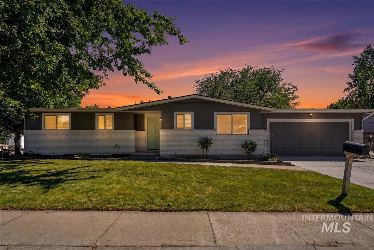 8395 W Valley View, Boise, Idaho 83704, 6 Bedrooms, 2 Bathrooms, Residential For Sale, Price $575,000,MLS 98990878