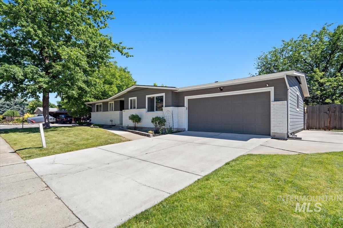 8395 W Valley View, Boise, Idaho 83704, 6 Bedrooms, 2 Bathrooms, Residential For Sale, Price $575,000,MLS 98990878
