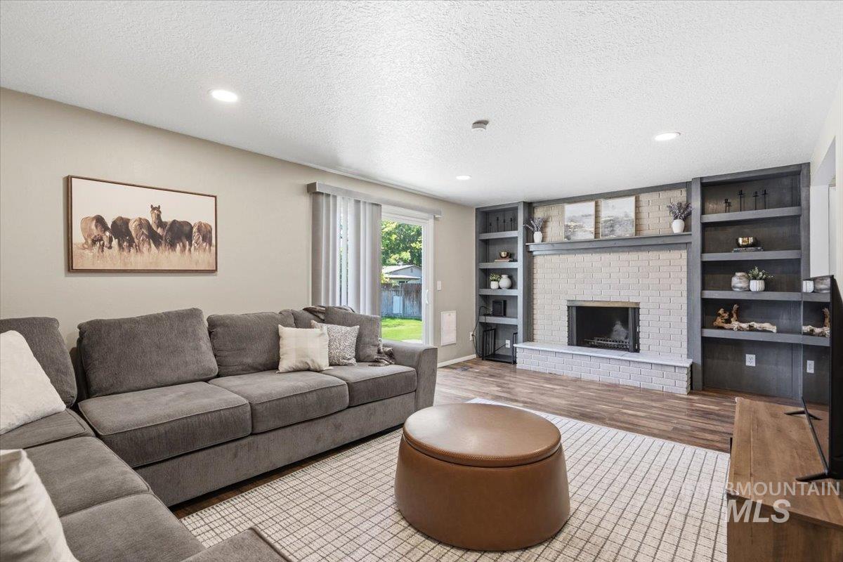 8395 W Valley View, Boise, Idaho 83704, 6 Bedrooms, 2 Bathrooms, Residential For Sale, Price $575,000,MLS 98990878