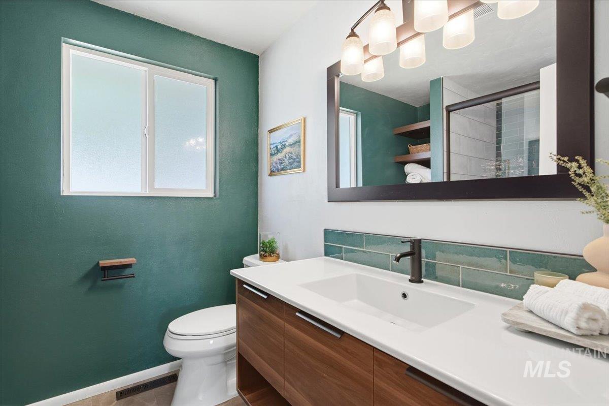 8395 W Valley View, Boise, Idaho 83704, 6 Bedrooms, 2 Bathrooms, Residential For Sale, Price $575,000,MLS 98990878