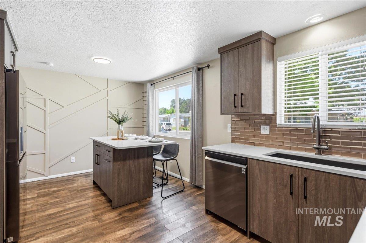 8395 W Valley View, Boise, Idaho 83704, 6 Bedrooms, 2 Bathrooms, Residential For Sale, Price $575,000,MLS 98990878