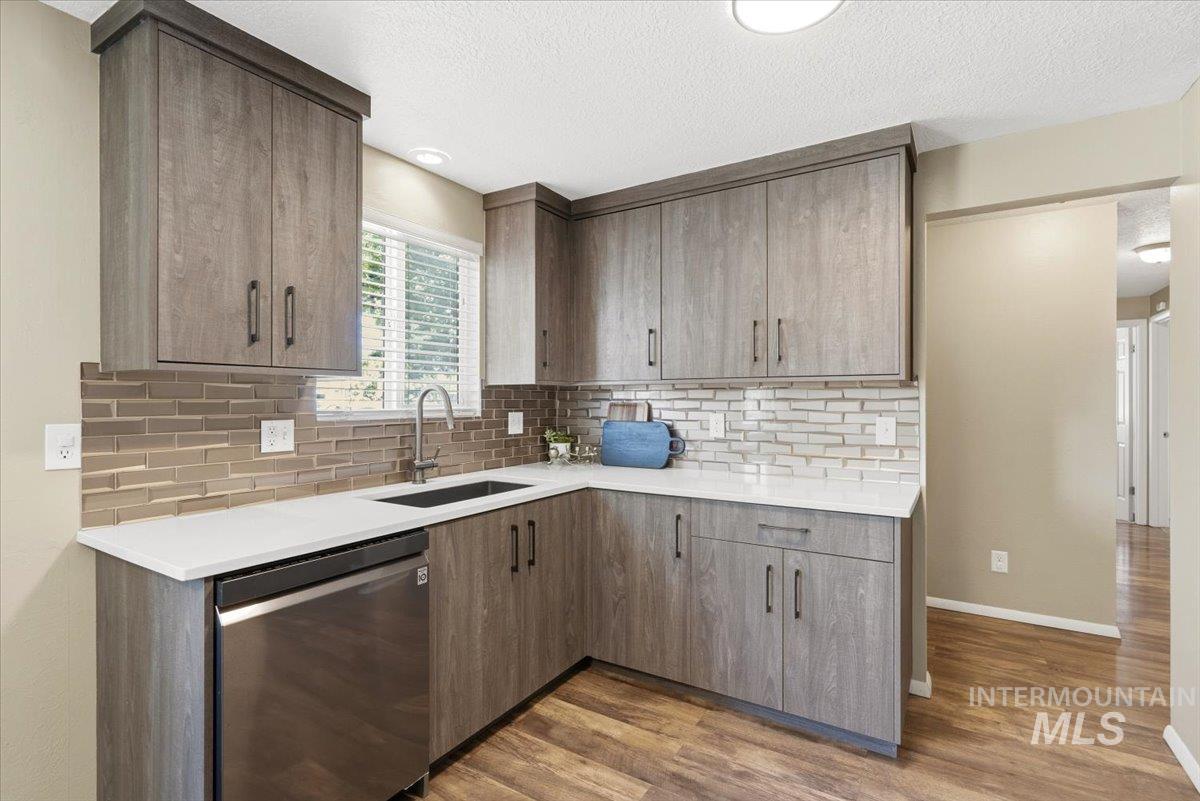 8395 W Valley View, Boise, Idaho 83704, 6 Bedrooms, 2 Bathrooms, Residential For Sale, Price $575,000,MLS 98990878