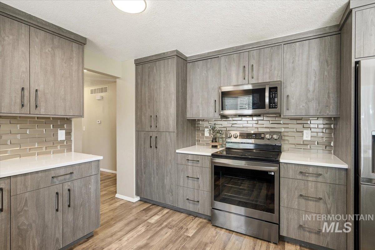 8395 W Valley View, Boise, Idaho 83704, 6 Bedrooms, 2 Bathrooms, Residential For Sale, Price $575,000,MLS 98990878