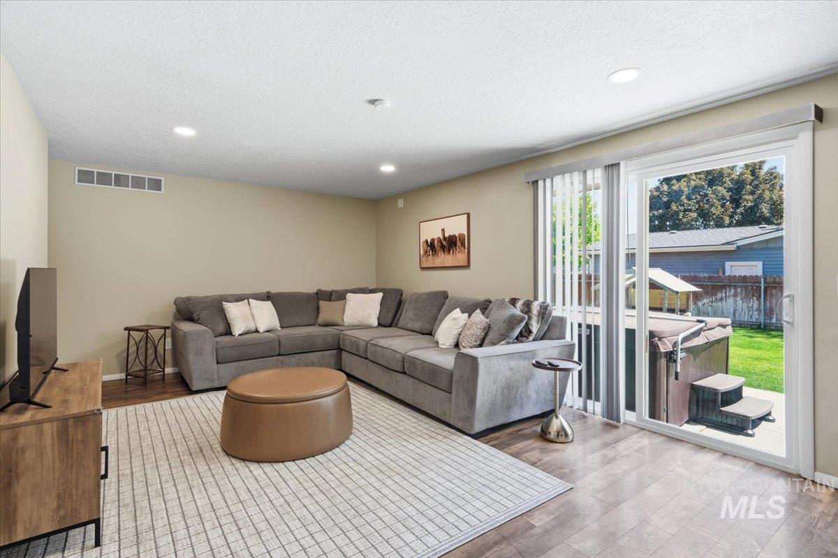 8395 W Valley View, Boise, Idaho 83704, 6 Bedrooms, 2 Bathrooms, Residential For Sale, Price $575,000,MLS 98990878