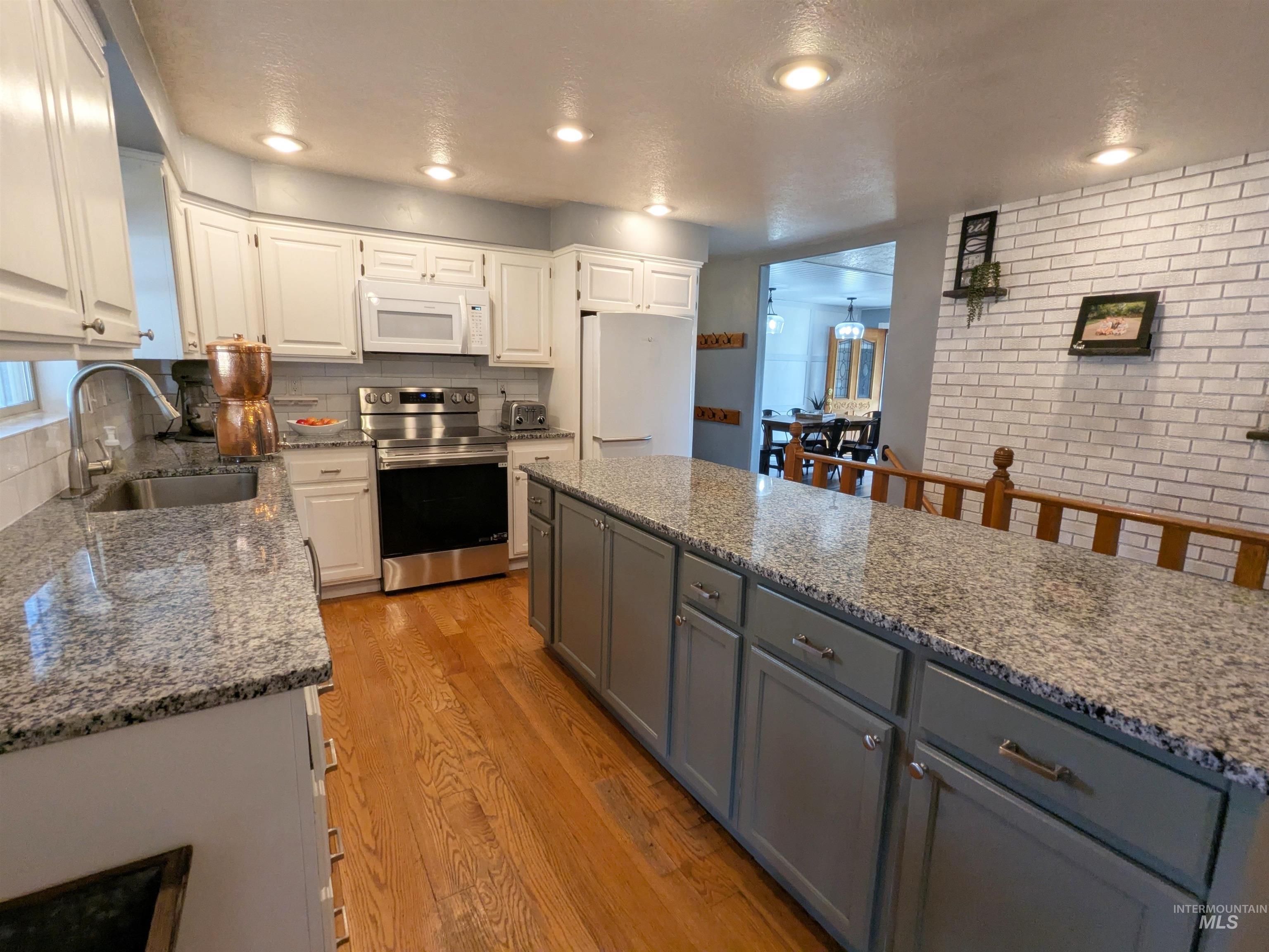 8709 W Ben Ct, Boise, Idaho 83714, 4 Bedrooms, 2 Bathrooms, Residential For Sale, Price $599,000,MLS 98990888