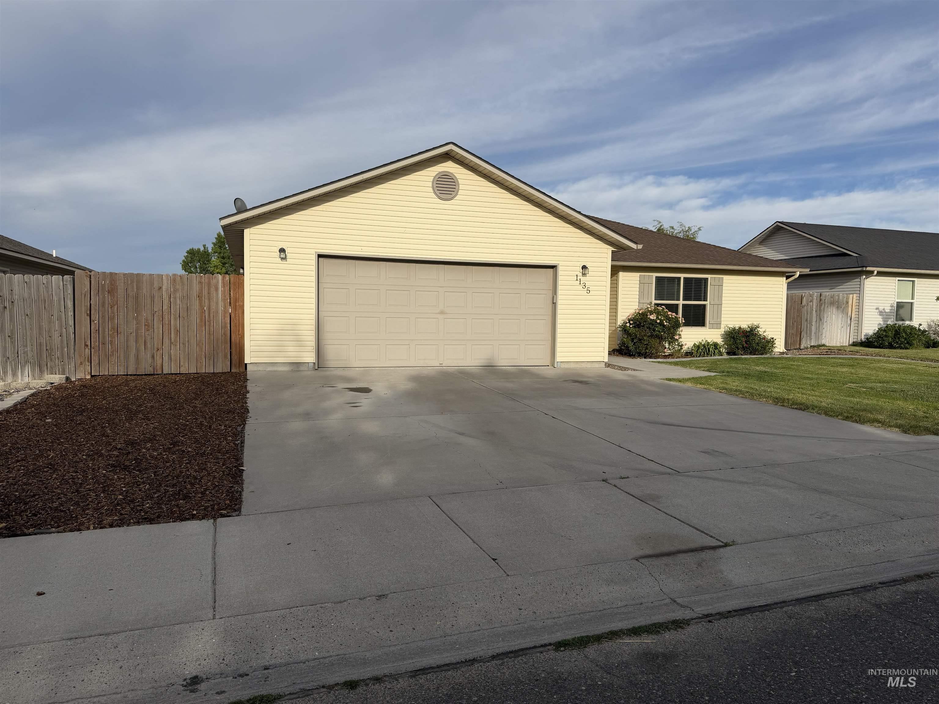 1135 Fiesta Way, Twin Falls, Idaho 83301-8264, 3 Bedrooms, 2 Bathrooms, Residential For Sale, Price $374,900, 98990903