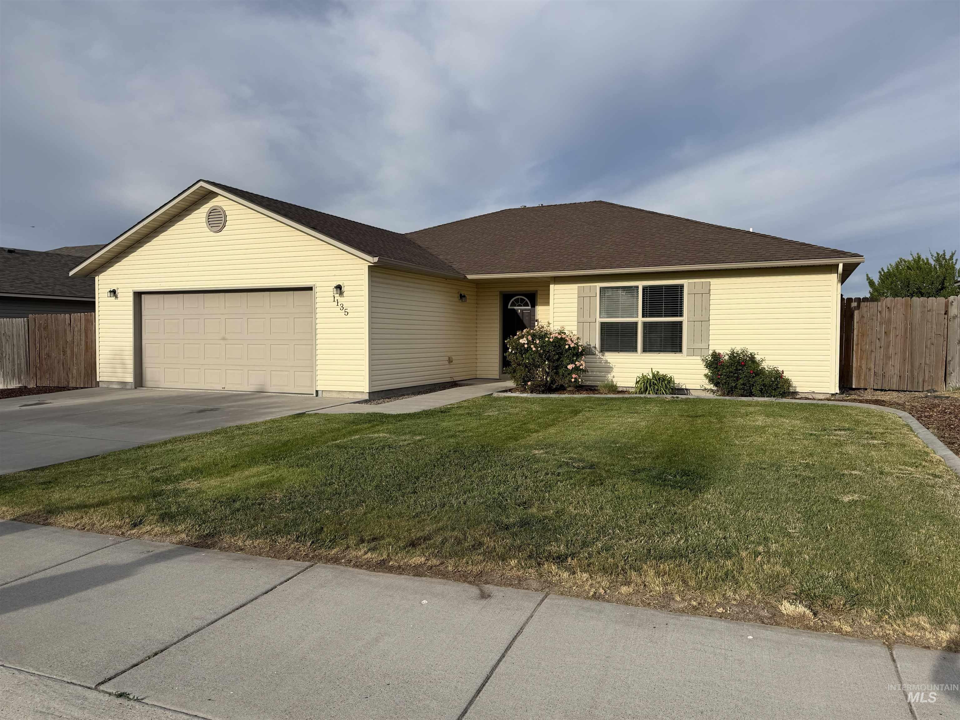 1135 Fiesta Way, Twin Falls, Idaho 83301-8264, 3 Bedrooms, 2 Bathrooms, Residential For Sale, Price $374,900, 98990903