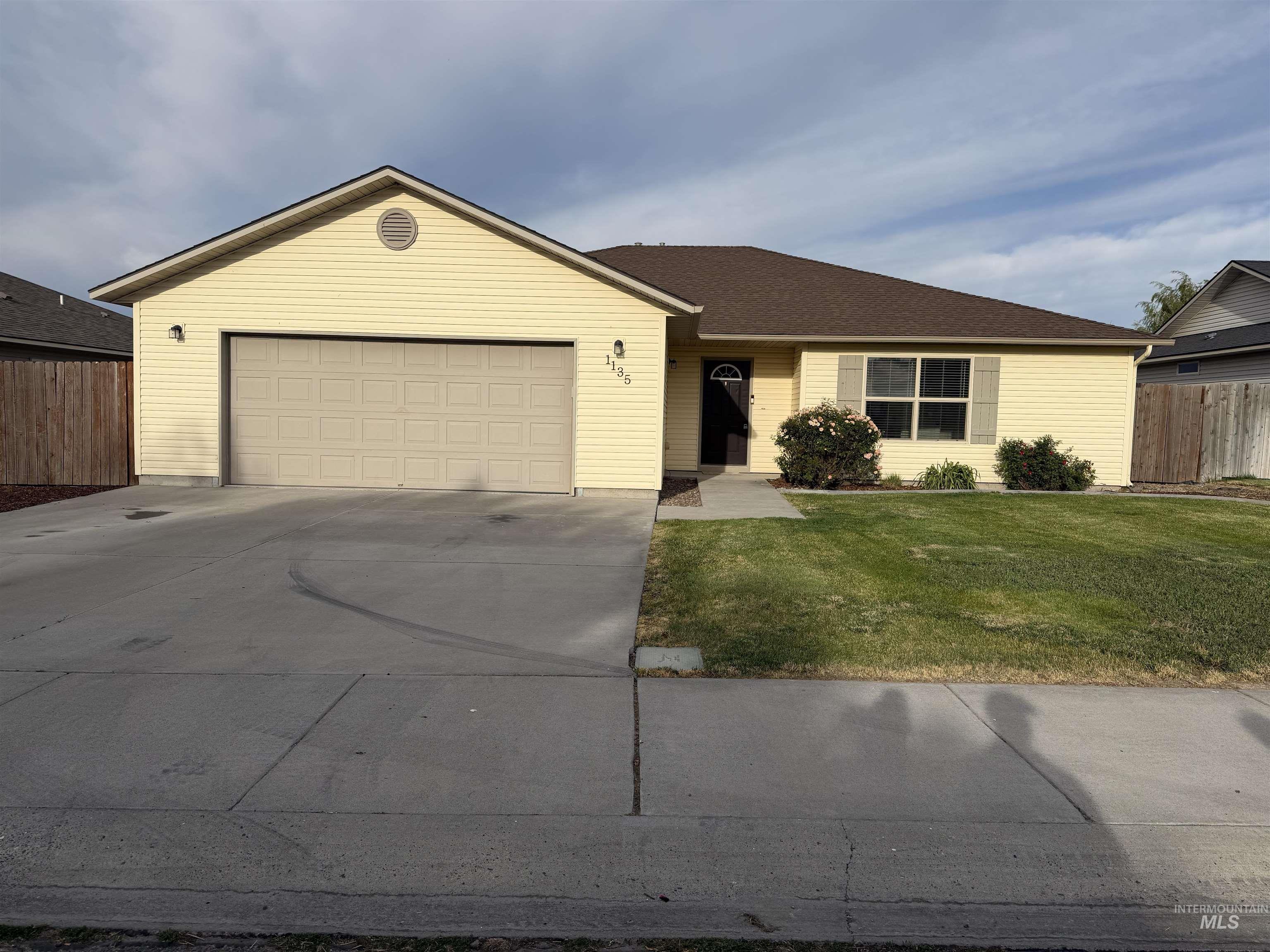 1135 Fiesta Way, Twin Falls, Idaho 83301-8264, 3 Bedrooms, 2 Bathrooms, Residential For Sale, Price $374,900, 98990903
