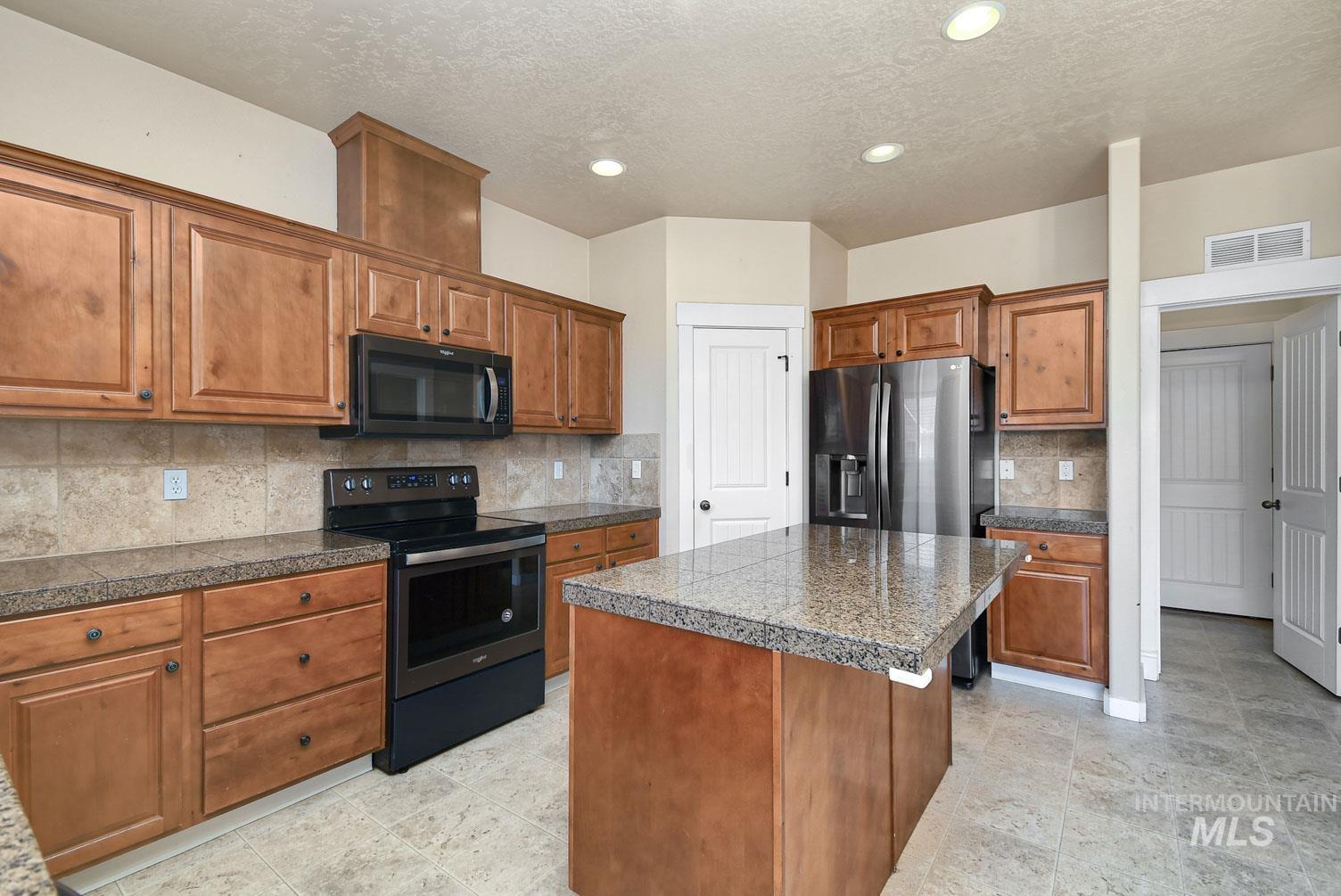 2523 Summercrest, Caldwell, Idaho 83605, 5 Bedrooms, 2.5 Bathrooms, Residential For Sale, Price $400,000, 98990908