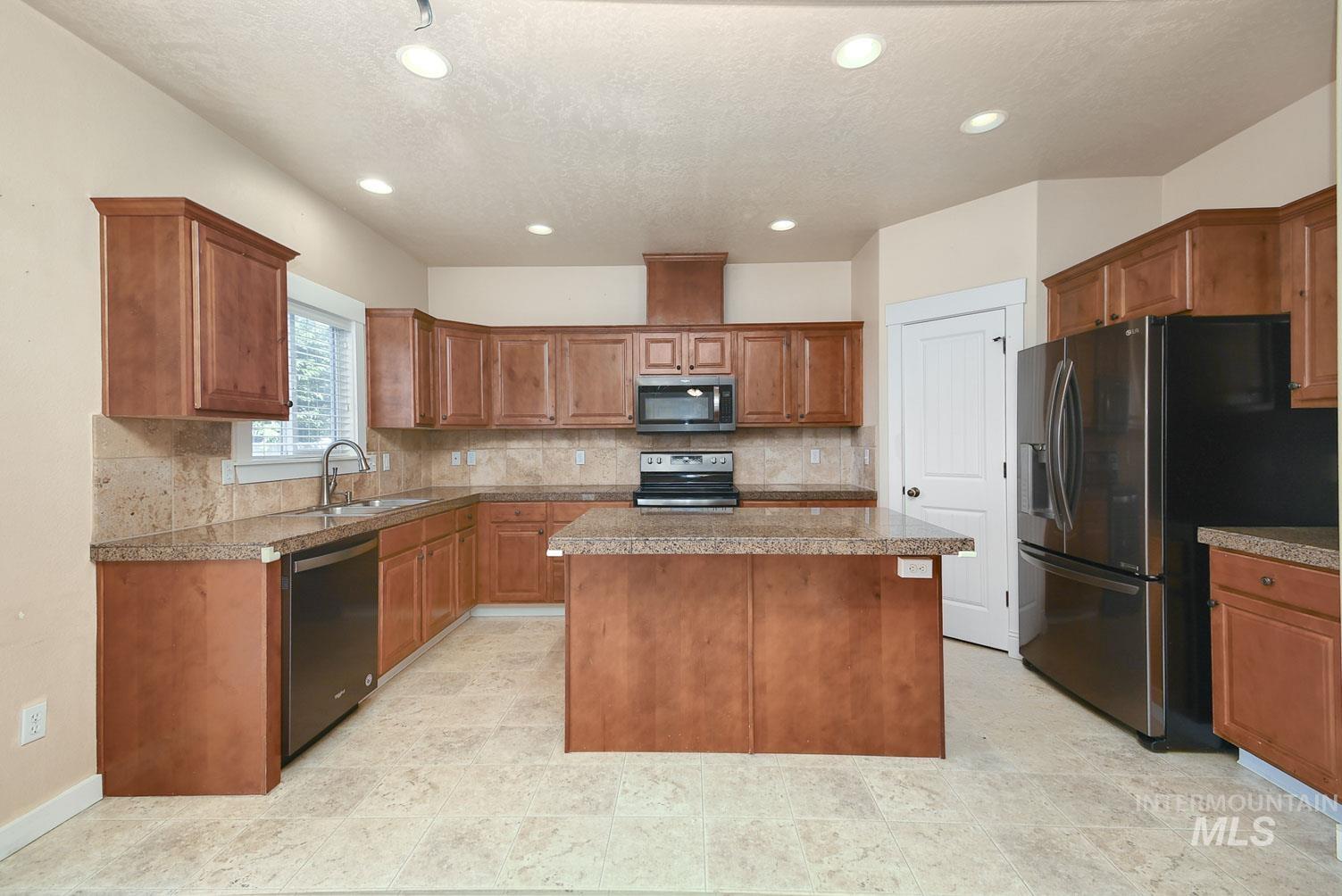 2523 Summercrest, Caldwell, Idaho 83605, 5 Bedrooms, 2.5 Bathrooms, Residential For Sale, Price $400,000, 98990908