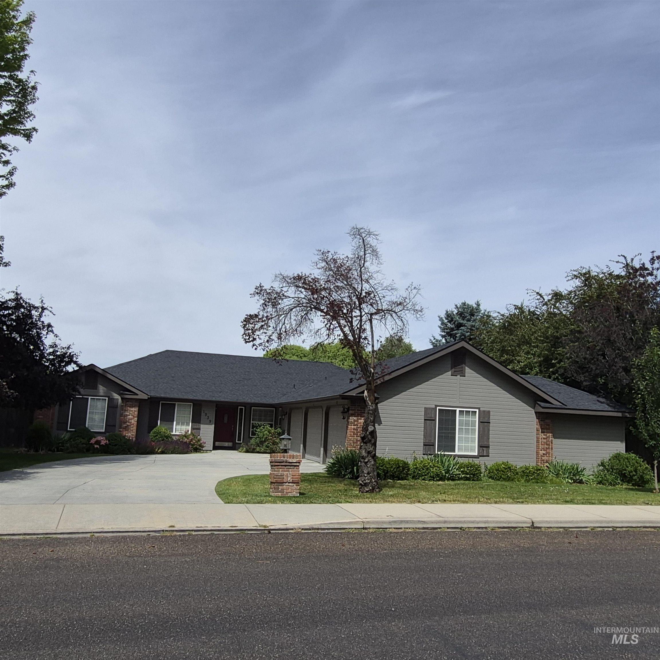 1939 N Sevenoaks Way, Eagle, Idaho 83616, 3 Bedrooms, 2.5 Bathrooms, Residential For Sale, Price $617,000,MLS 98990913
