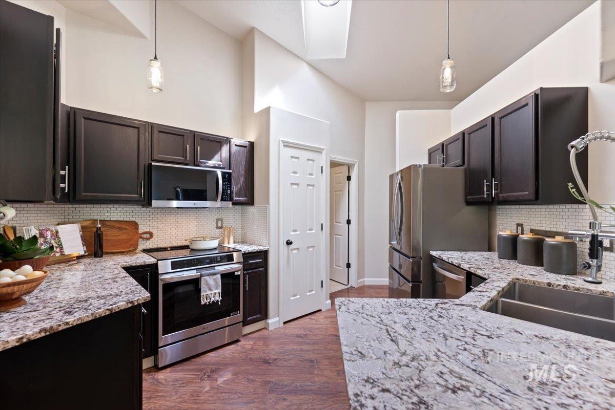 1699 E Laurelwood Dr, Eagle, Idaho 83616-6100, 3 Bedrooms, 2 Bathrooms, Residential For Sale, Price $561,300,MLS 98990932