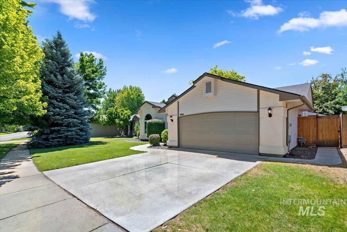 1699 E Laurelwood Dr, Eagle, Idaho 83616-6100, 3 Bedrooms, 2 Bathrooms, Residential For Sale, Price $561,300,MLS 98990932
