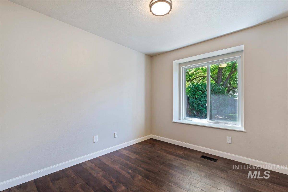 1699 E Laurelwood Dr, Eagle, Idaho 83616-6100, 3 Bedrooms, 2 Bathrooms, Residential For Sale, Price $561,300,MLS 98990932