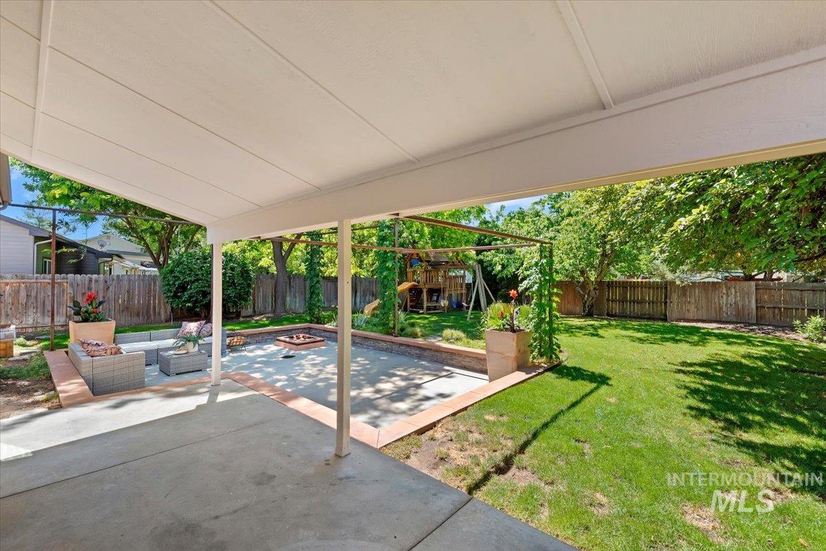 1699 E Laurelwood Dr, Eagle, Idaho 83616-6100, 3 Bedrooms, 2 Bathrooms, Residential For Sale, Price $561,300,MLS 98990932