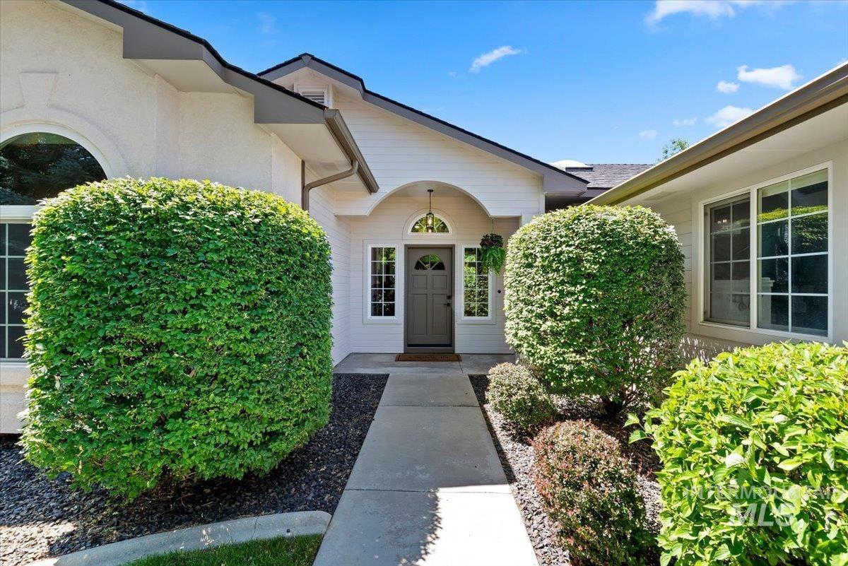 1699 E Laurelwood Dr, Eagle, Idaho 83616-6100, 3 Bedrooms, 2 Bathrooms, Residential For Sale, Price $561,300,MLS 98990932