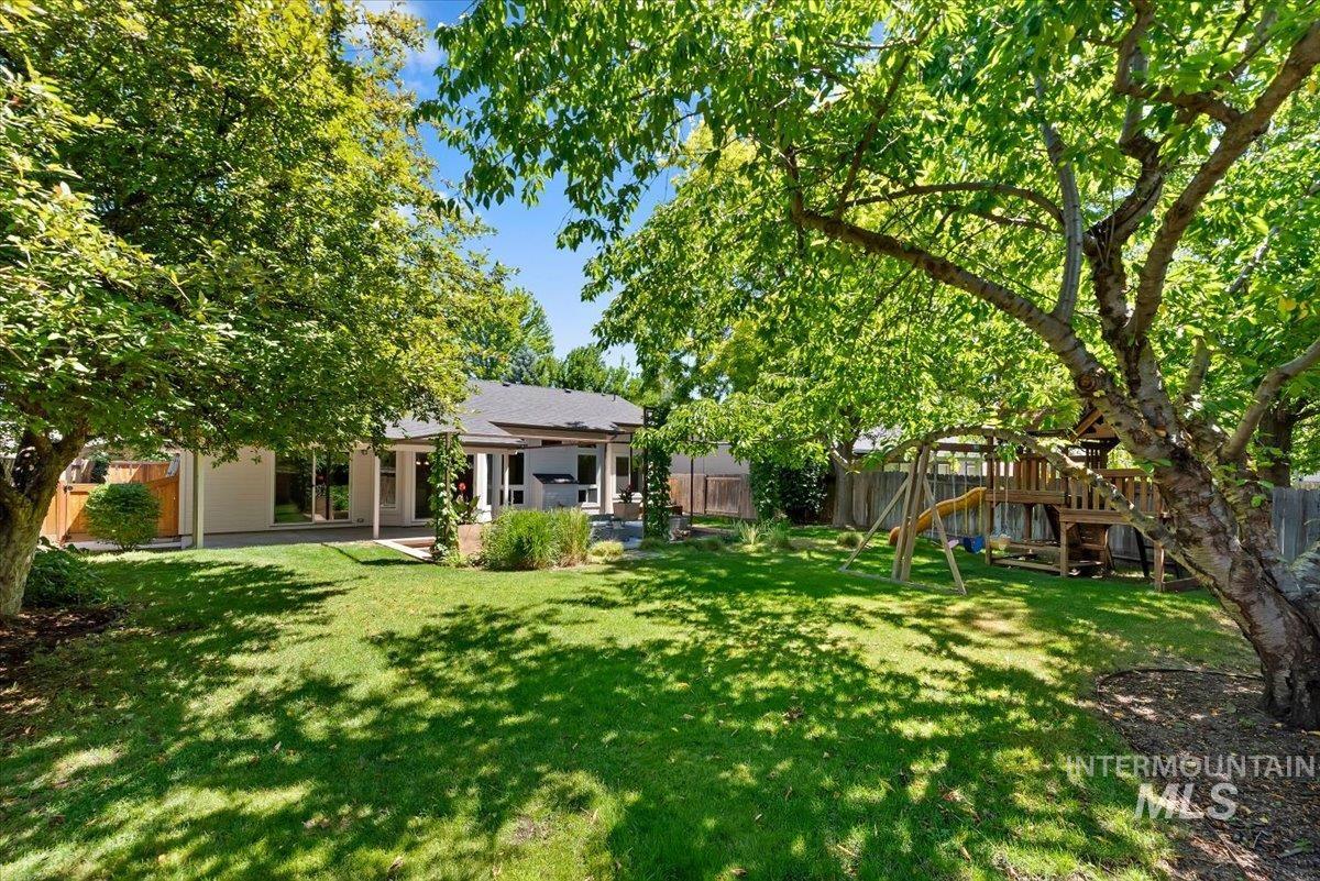 1699 E Laurelwood Dr, Eagle, Idaho 83616-6100, 3 Bedrooms, 2 Bathrooms, Residential For Sale, Price $561,300,MLS 98990932
