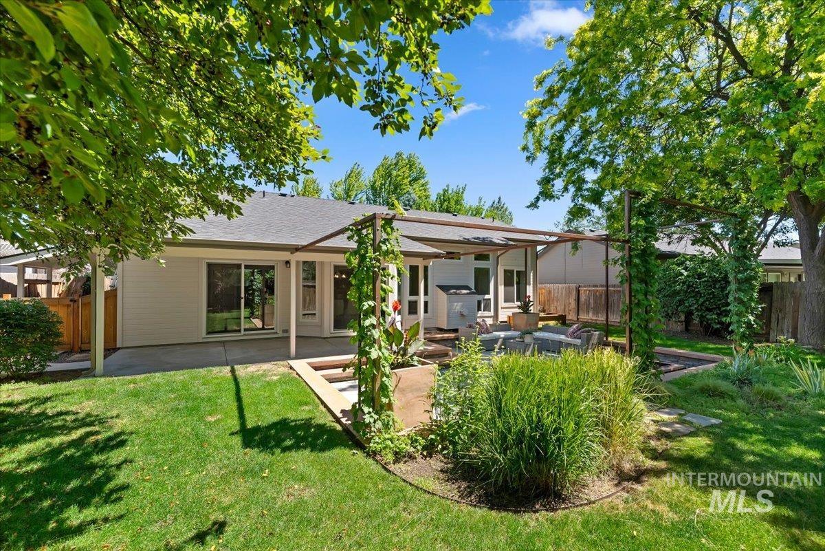 1699 E Laurelwood Dr, Eagle, Idaho 83616-6100, 3 Bedrooms, 2 Bathrooms, Residential For Sale, Price $561,300,MLS 98990932