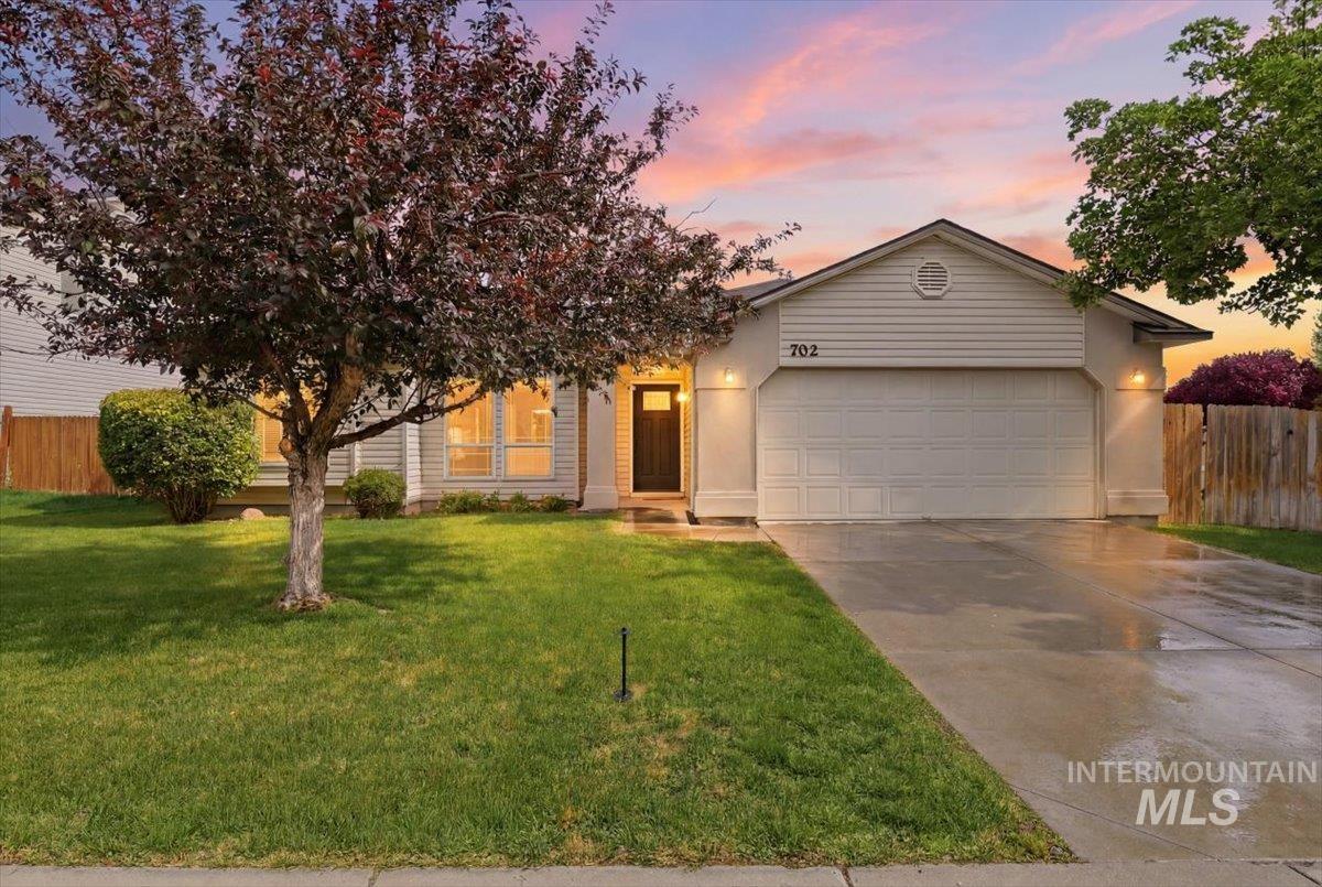 702 W Crimson Loop, Nampa, Idaho 83686, 3 Bedrooms, 2 Bathrooms, Residential For Sale, Price $365,000,MLS 98990938