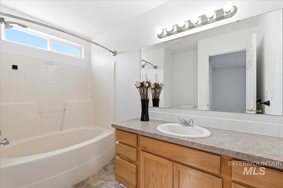 702 W Crimson Loop, Nampa, Idaho 83686, 3 Bedrooms, 2 Bathrooms, Residential For Sale, Price $365,000,MLS 98990938
