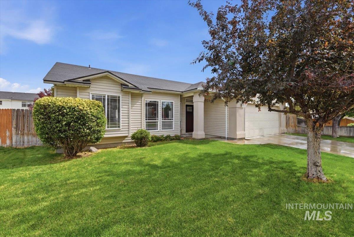 702 W Crimson Loop, Nampa, Idaho 83686, 3 Bedrooms, 2 Bathrooms, Residential For Sale, Price $365,000,MLS 98990938