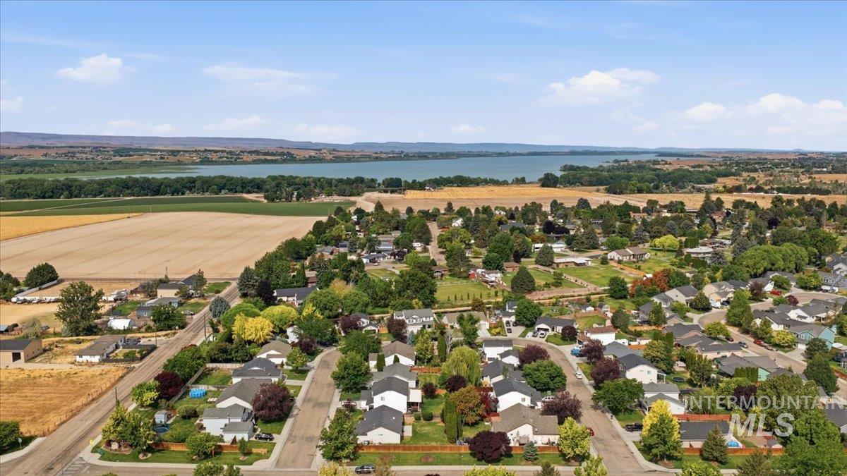 702 W Crimson Loop, Nampa, Idaho 83686, 3 Bedrooms, 2 Bathrooms, Residential For Sale, Price $365,000,MLS 98990938