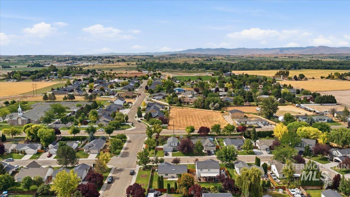 702 W Crimson Loop, Nampa, Idaho 83686, 3 Bedrooms, 2 Bathrooms, Residential For Sale, Price $365,000,MLS 98990938