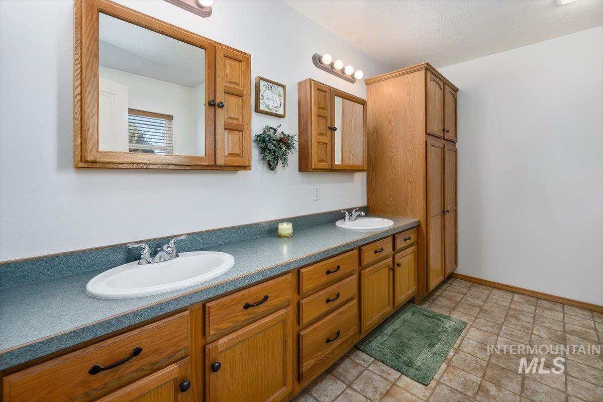 3237 Highlawn Drive, Twin Falls, Idaho 83301, 4 Bedrooms, 3 Bathrooms, Residential For Sale, Price $625,000, 98990941