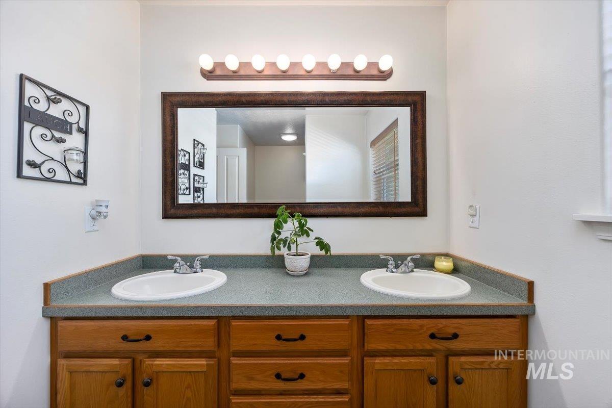 3237 Highlawn Drive, Twin Falls, Idaho 83301, 4 Bedrooms, 3 Bathrooms, Residential For Sale, Price $625,000, 98990941