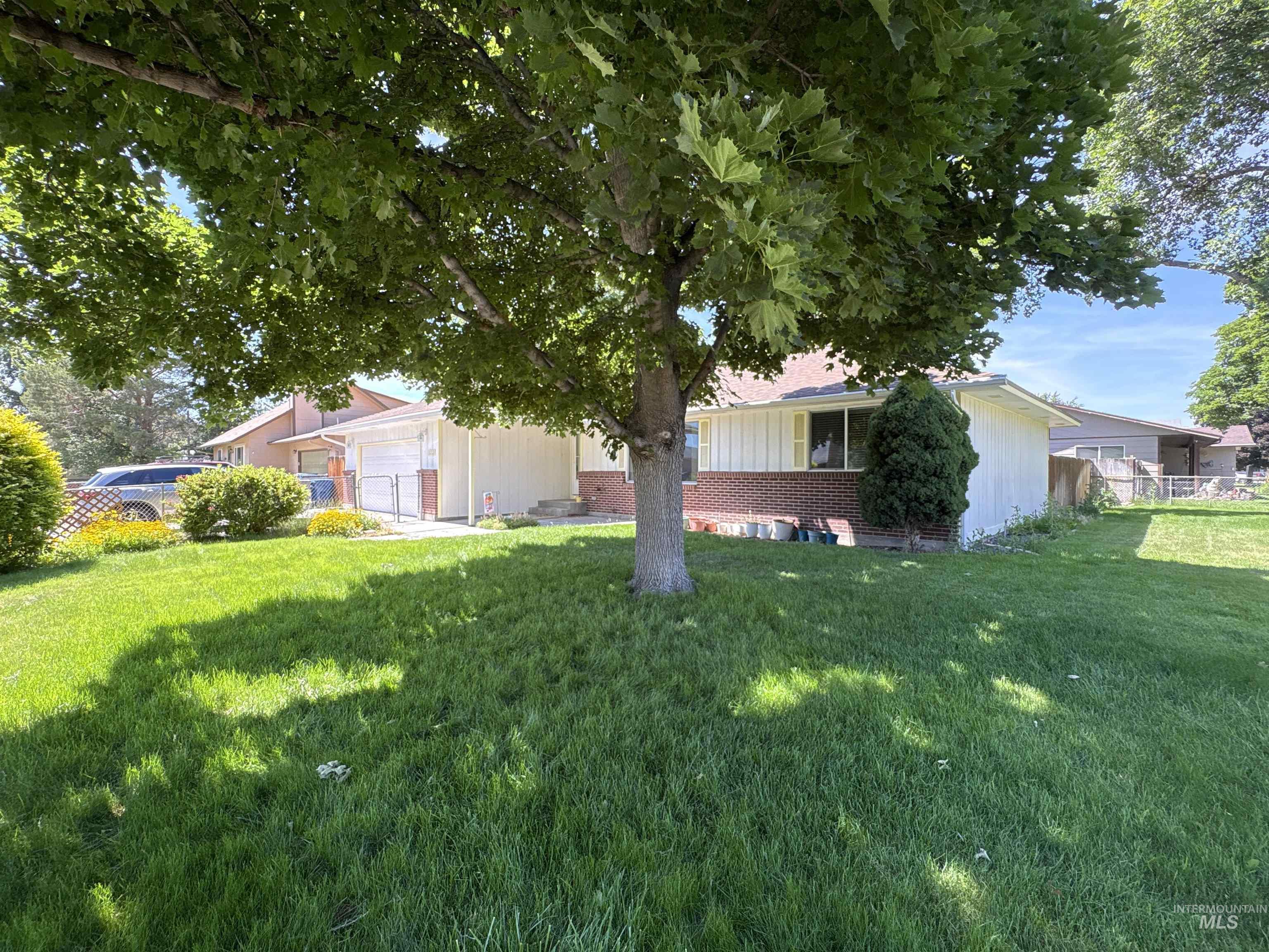 1220 E 9th N, Mountain Home, Idaho 83647-2319, 3 Bedrooms, 2 Bathrooms, Residential For Sale, Price $309,000, 98990946