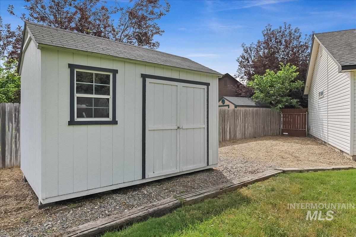 16915 N Waterford Way, Nampa, Idaho 83687, 3 Bedrooms, 2 Bathrooms, Residential For Sale, Price $398,000, 98990954