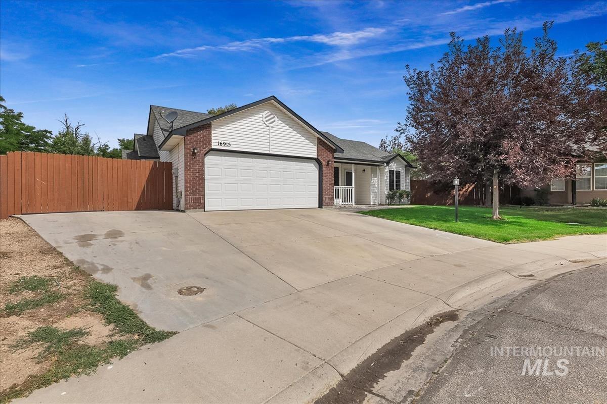 16915 N Waterford Way, Nampa, Idaho 83687, 3 Bedrooms, 2 Bathrooms, Residential For Sale, Price $398,000, 98990954
