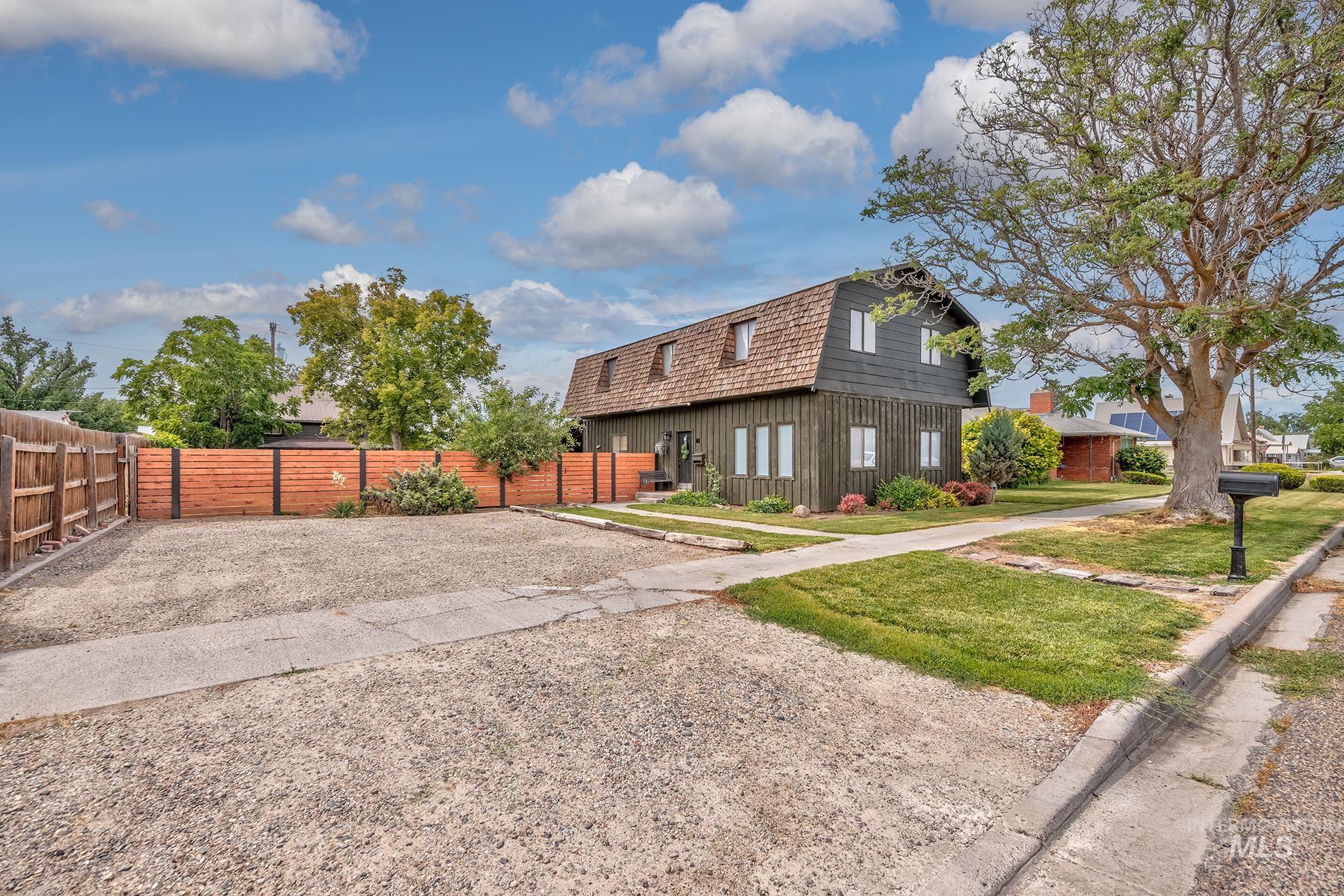 61 SW 4th St, Ontario, Oregon 97914, 5 Bedrooms, 2 Bathrooms, Residential For Sale, Price $350,000, 98990967
