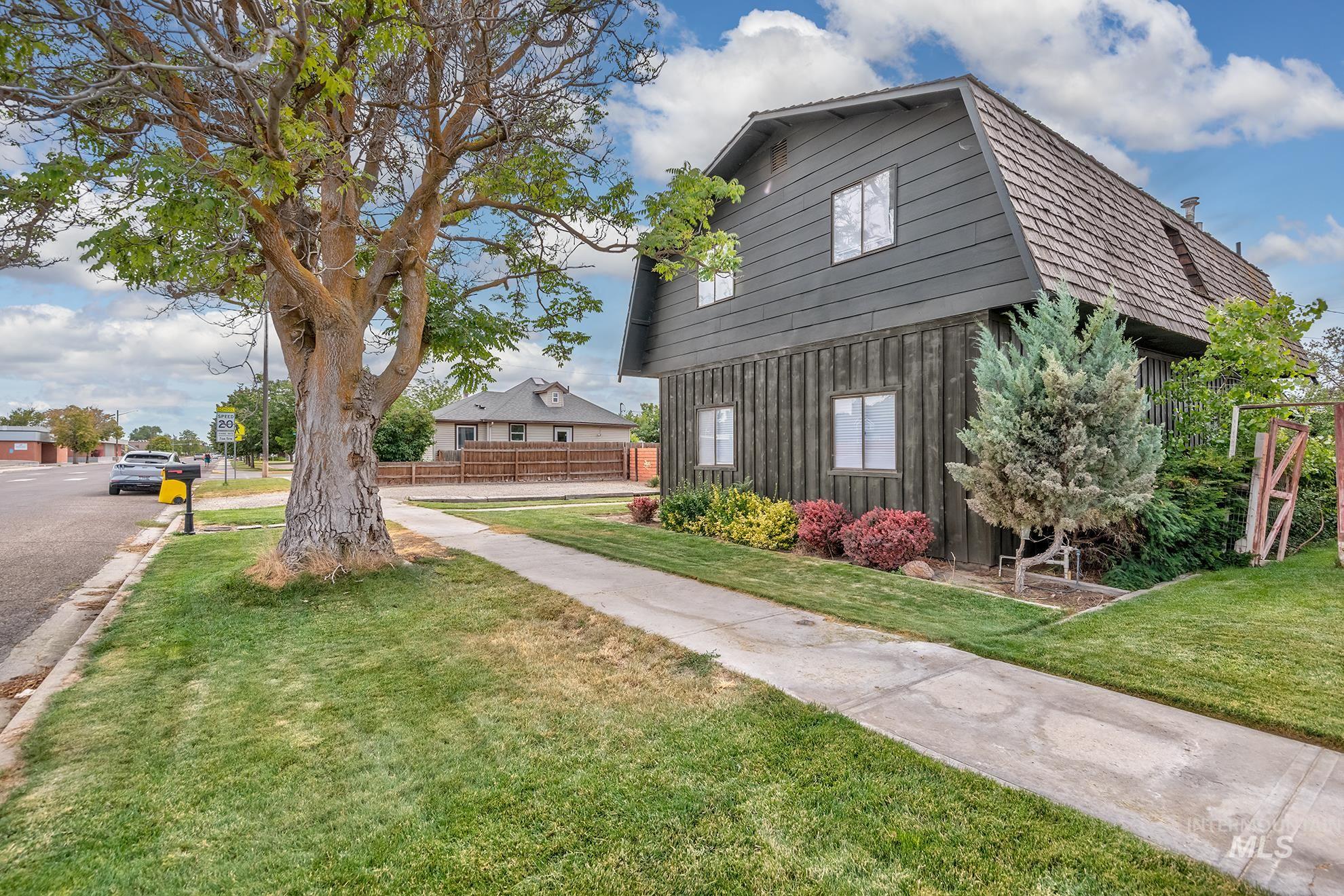 61 SW 4th St, Ontario, Oregon 97914, 5 Bedrooms, 2 Bathrooms, Residential For Sale, Price $350,000, 98990967