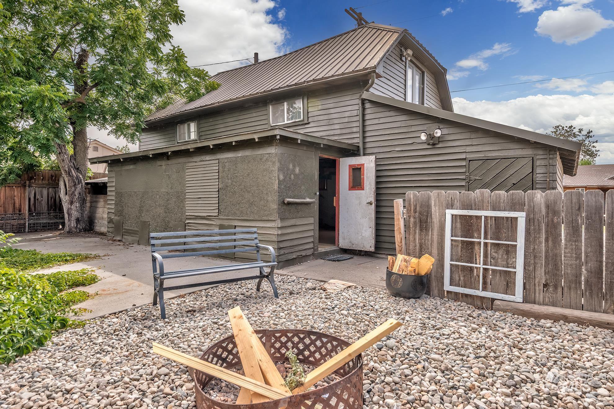 61 SW 4th St, Ontario, Oregon 97914, 5 Bedrooms, 2 Bathrooms, Residential For Sale, Price $350,000, 98990967