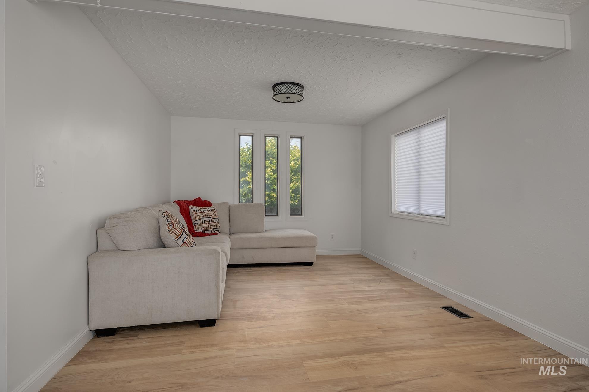 61 SW 4th St, Ontario, Oregon 97914, 5 Bedrooms, 2 Bathrooms, Residential For Sale, Price $350,000, 98990967