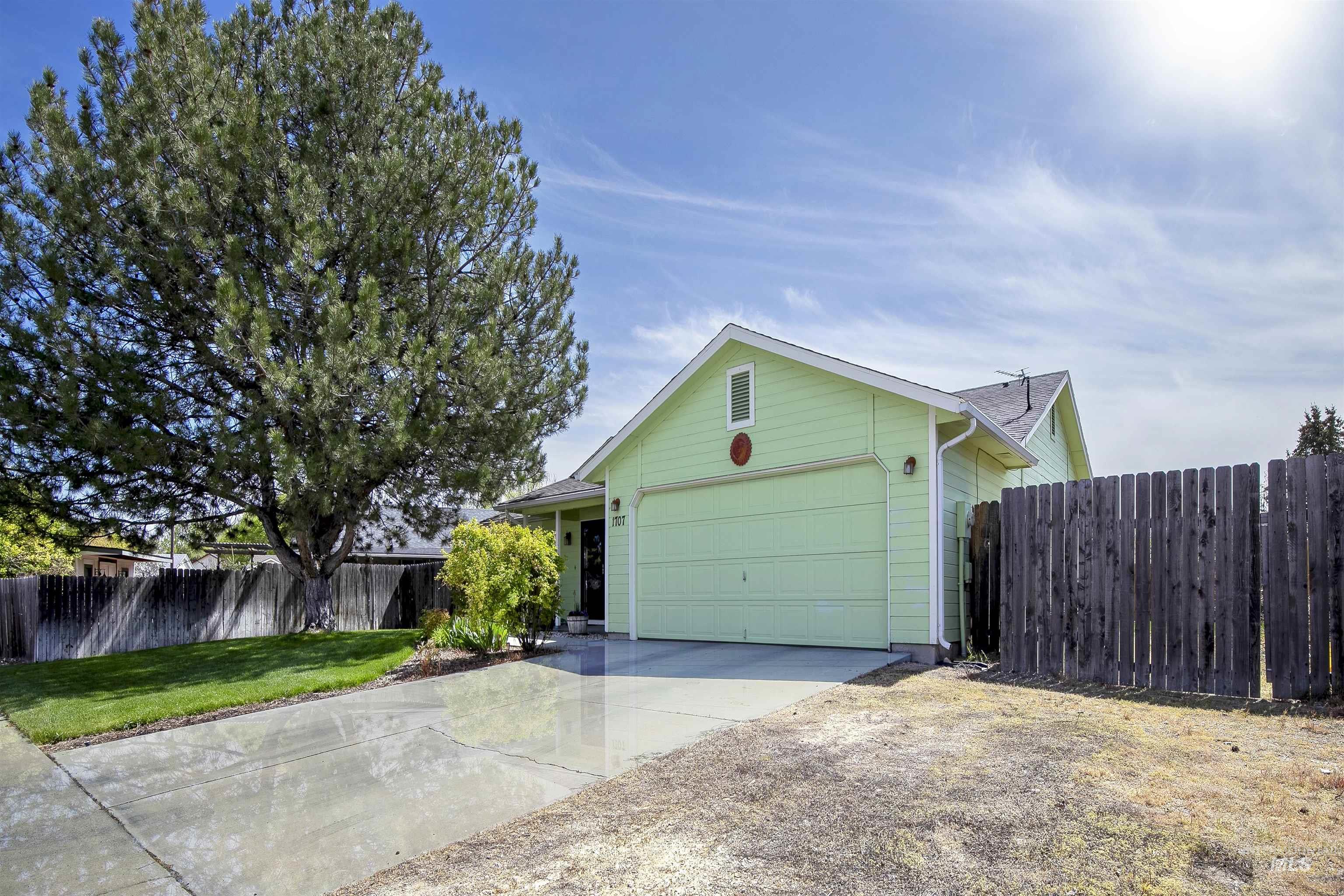 1707 Silver Loop, Nampa, Idaho 83686, 3 Bedrooms, 2 Bathrooms, Residential For Sale, Price $372,000,MLS 98990968
