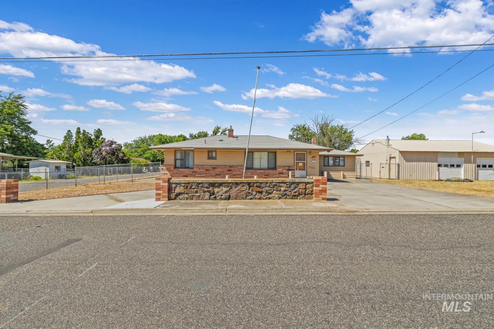 1876 6th Ave, Clarkston, Washington 99403, 2 Bedrooms, 2 Bathrooms, Residential For Sale, Price $385,000, 98990969