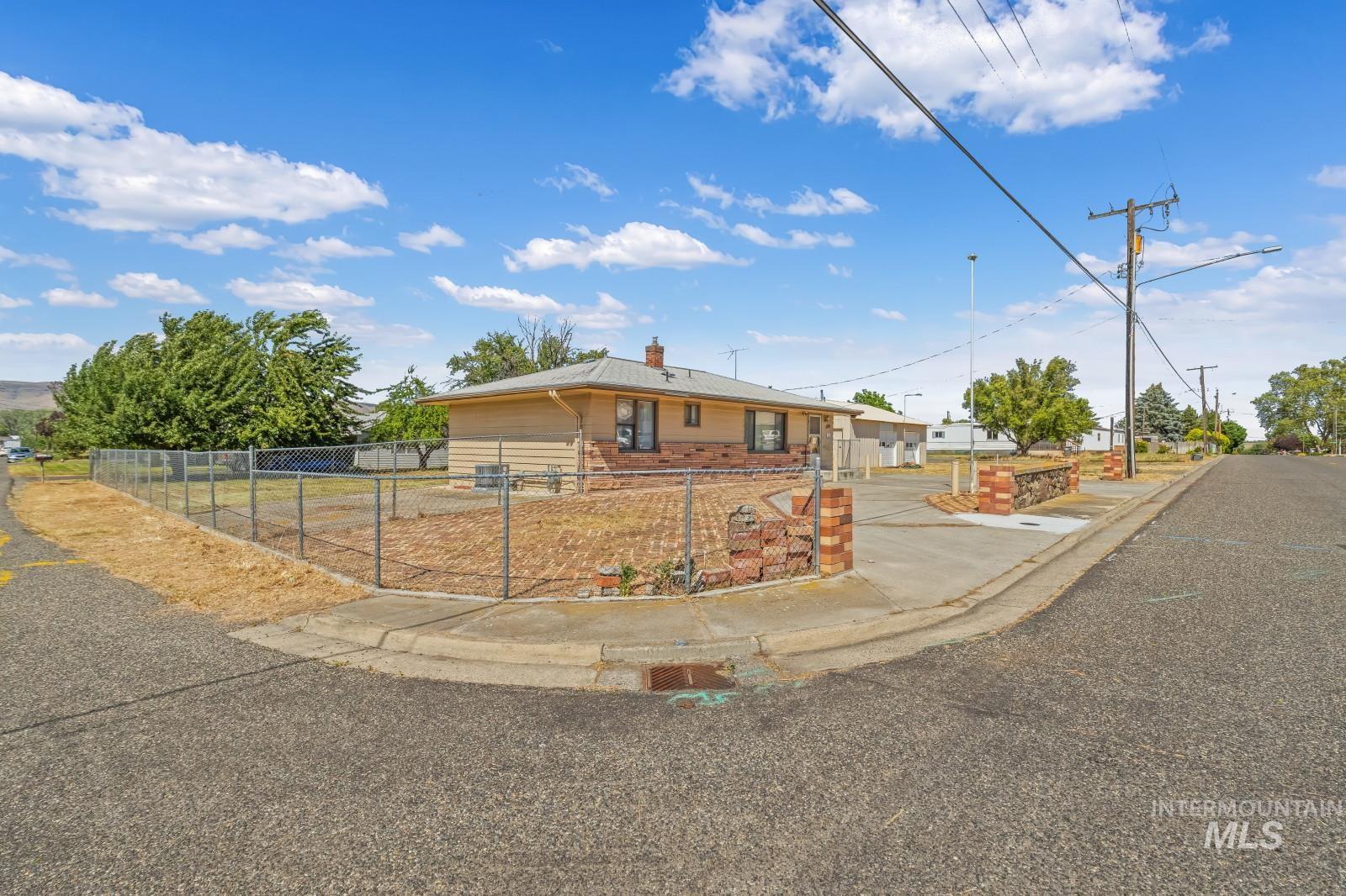 1876 6th Ave, Clarkston, Washington 99403, 2 Bedrooms, 2 Bathrooms, Residential For Sale, Price $385,000, 98990969