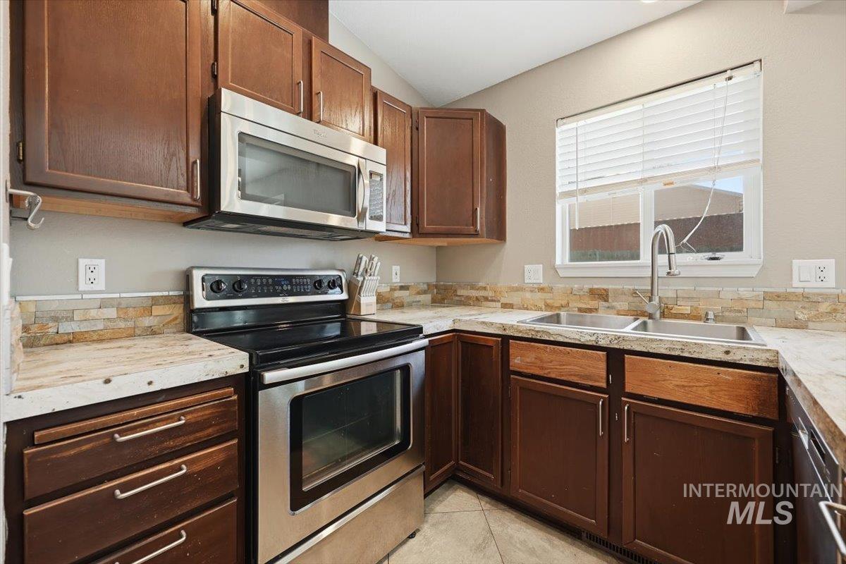 107 Sunridge Dr, Caldwell, Idaho 83605, 3 Bedrooms, 2 Bathrooms, Residential For Sale, Price $350,000, 98990972