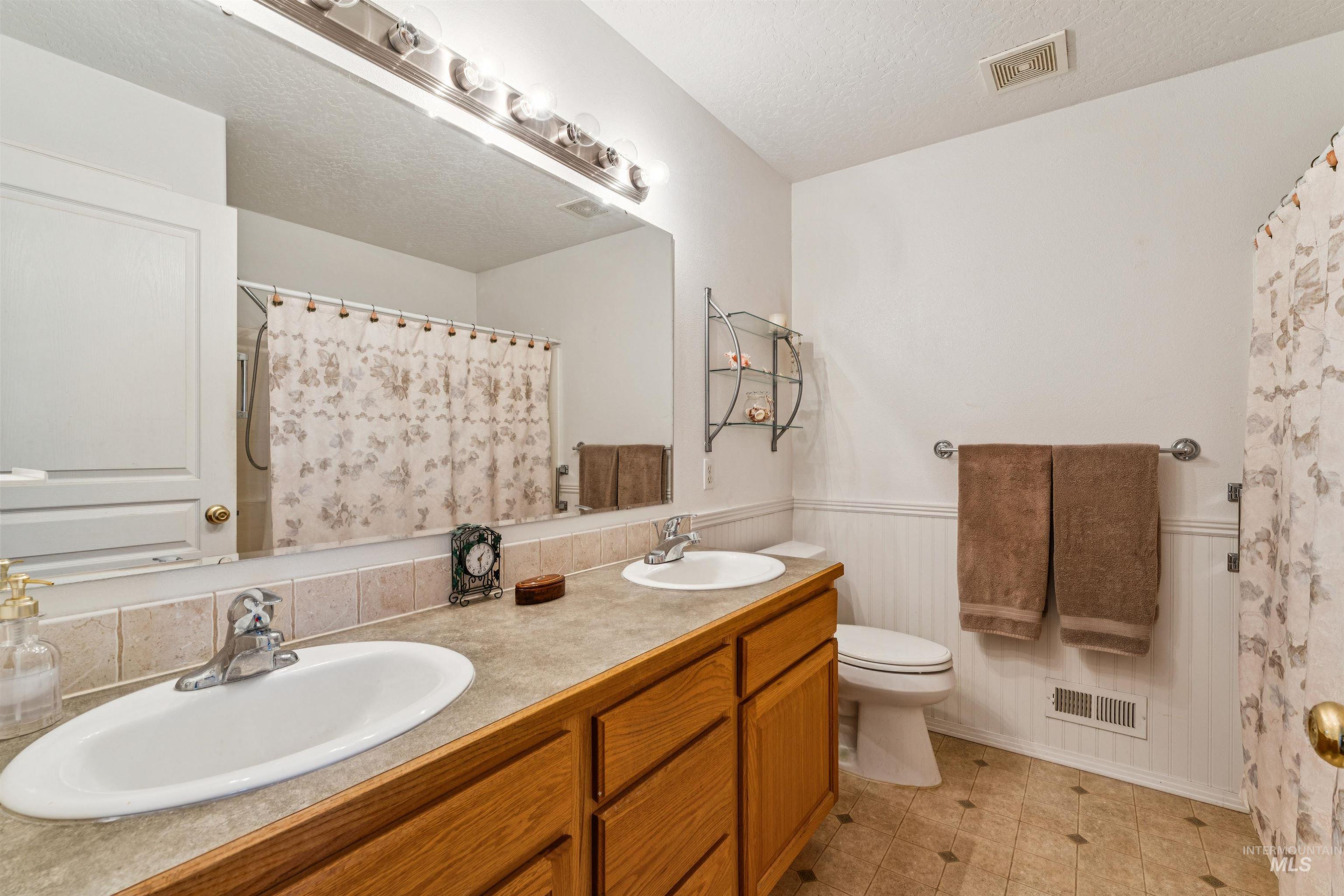 6026 Whispering Hills Dr, Marsing, Idaho 83639, 3 Bedrooms, 2.5 Bathrooms, Residential For Sale, Price $635,000,MLS 98990975