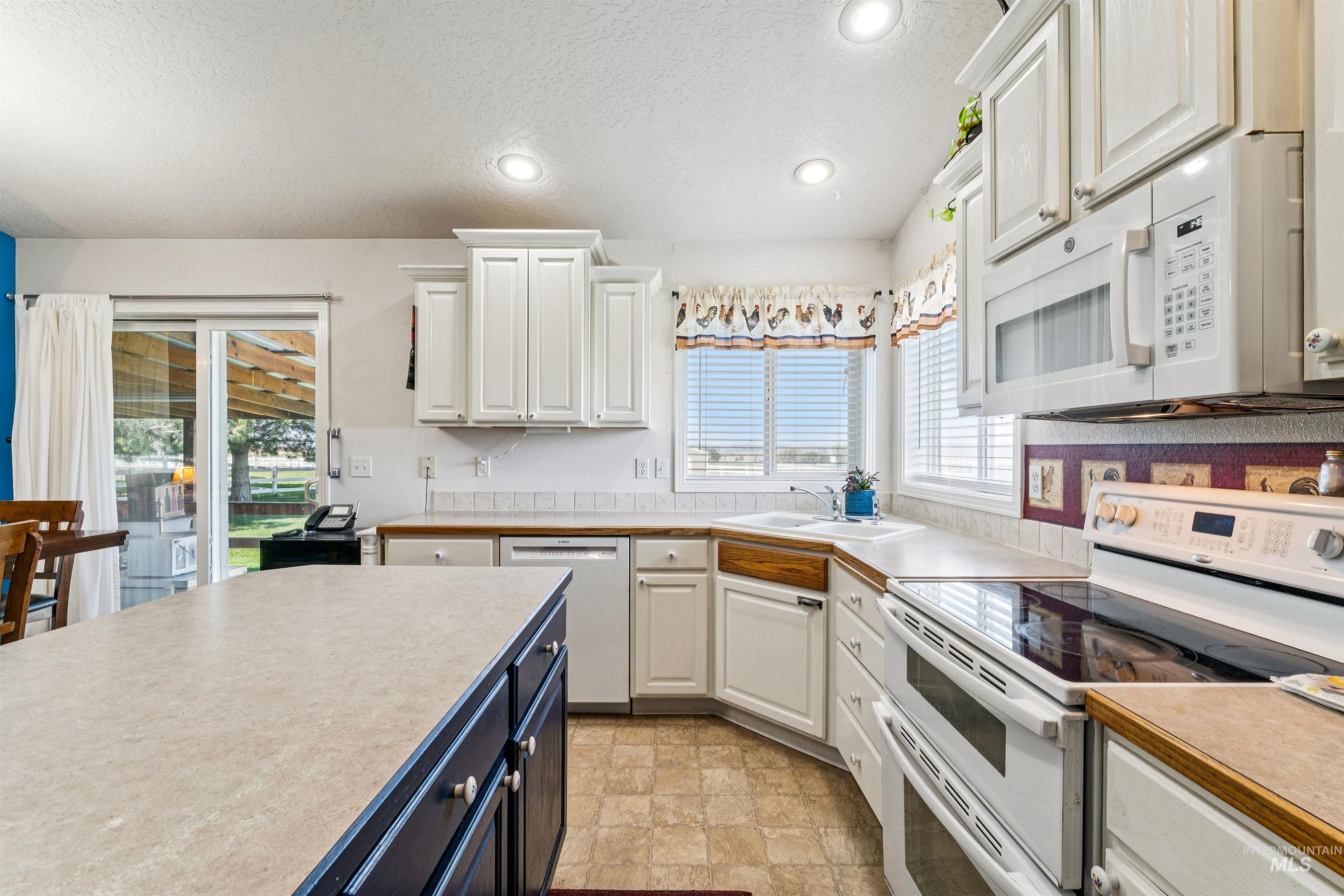 6026 Whispering Hills Dr, Marsing, Idaho 83639, 3 Bedrooms, 2.5 Bathrooms, Residential For Sale, Price $635,000,MLS 98990975