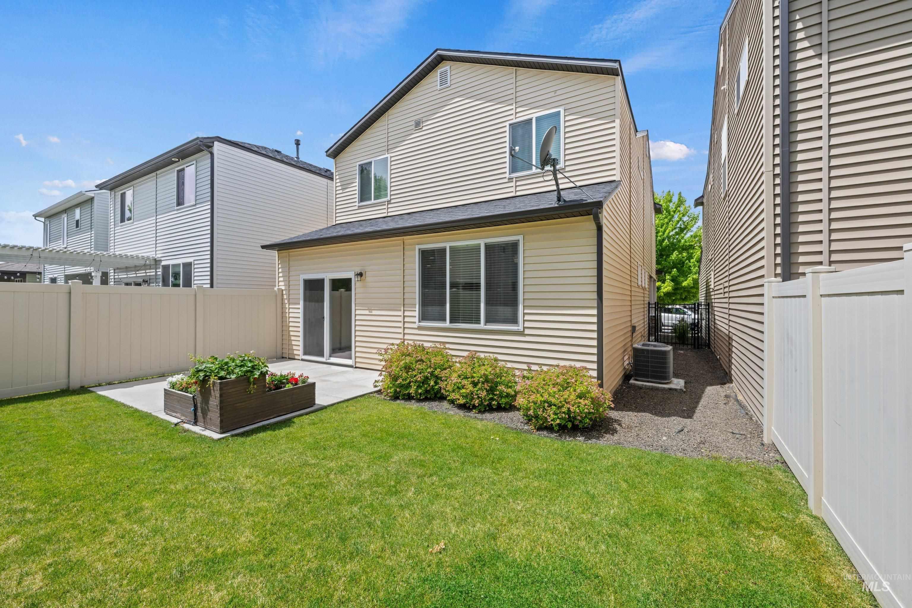 2110 S Hills Ave., Meridian, Idaho 83642-7363, 3 Bedrooms, 2.5 Bathrooms, Residential For Sale, Price $475,000,MLS 98990995