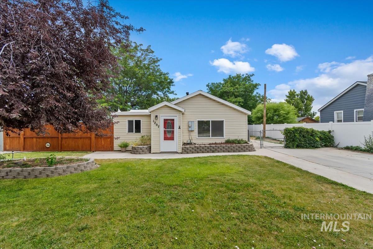 1207 W Willow Ave, Nampa, Idaho 83651, 3 Bedrooms, 2 Bathrooms, Residential For Sale, Price $480,000,MLS 98991001