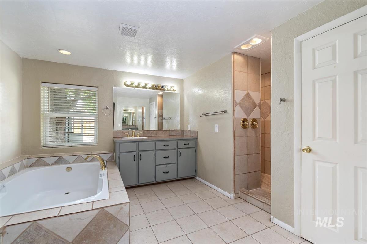1207 W Willow Ave, Nampa, Idaho 83651, 3 Bedrooms, 2 Bathrooms, Residential For Sale, Price $480,000,MLS 98991001