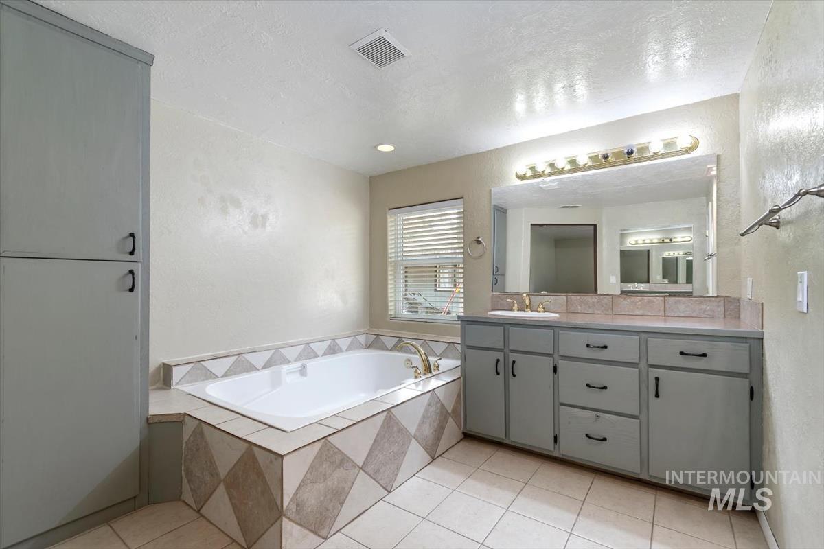 1207 W Willow Ave, Nampa, Idaho 83651, 3 Bedrooms, 2 Bathrooms, Residential For Sale, Price $480,000,MLS 98991001