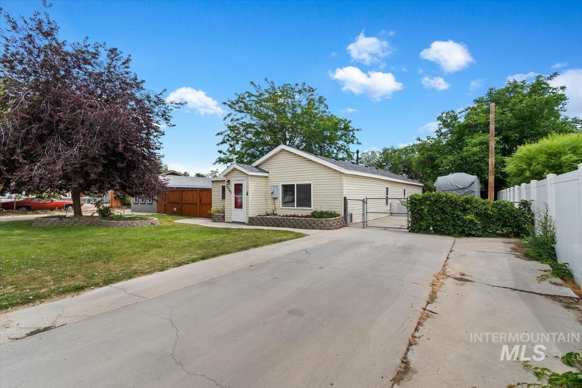 1207 W Willow Ave, Nampa, Idaho 83651, 3 Bedrooms, 2 Bathrooms, Residential For Sale, Price $480,000,MLS 98991001
